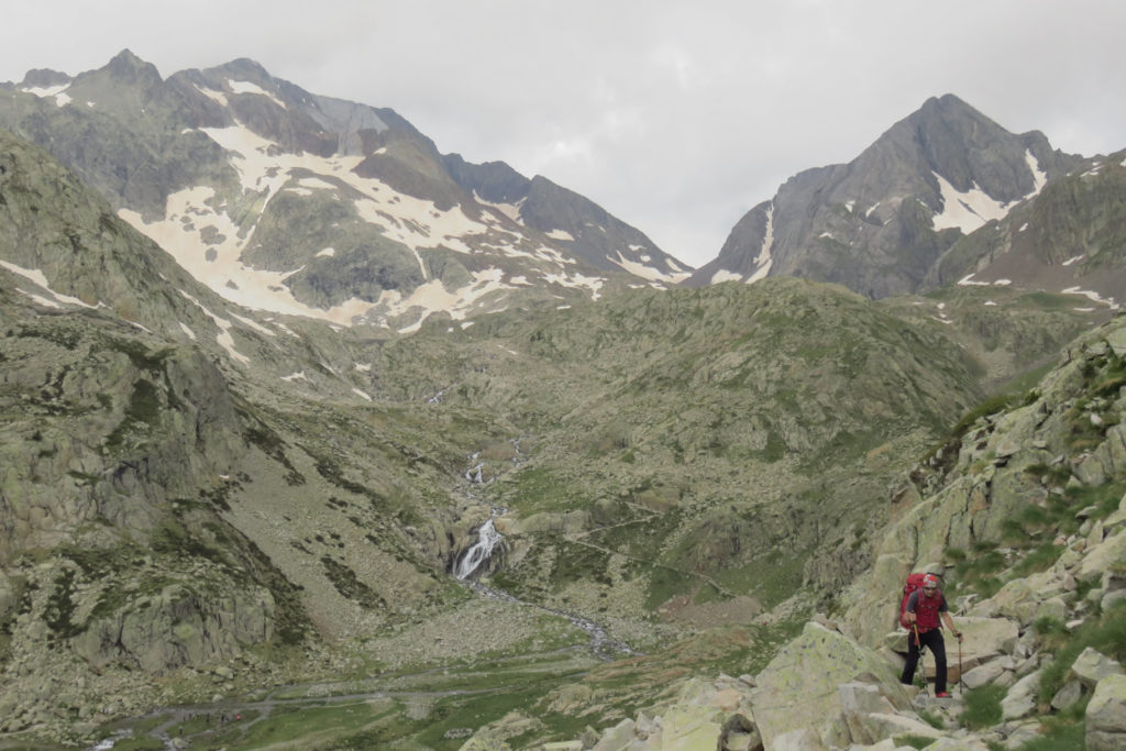 Delante Antoni y detrás los Picos del Infierno a la izquierda y el Pico Piedrafita a la derecha en el comienzo del valle de los Ibones Azules